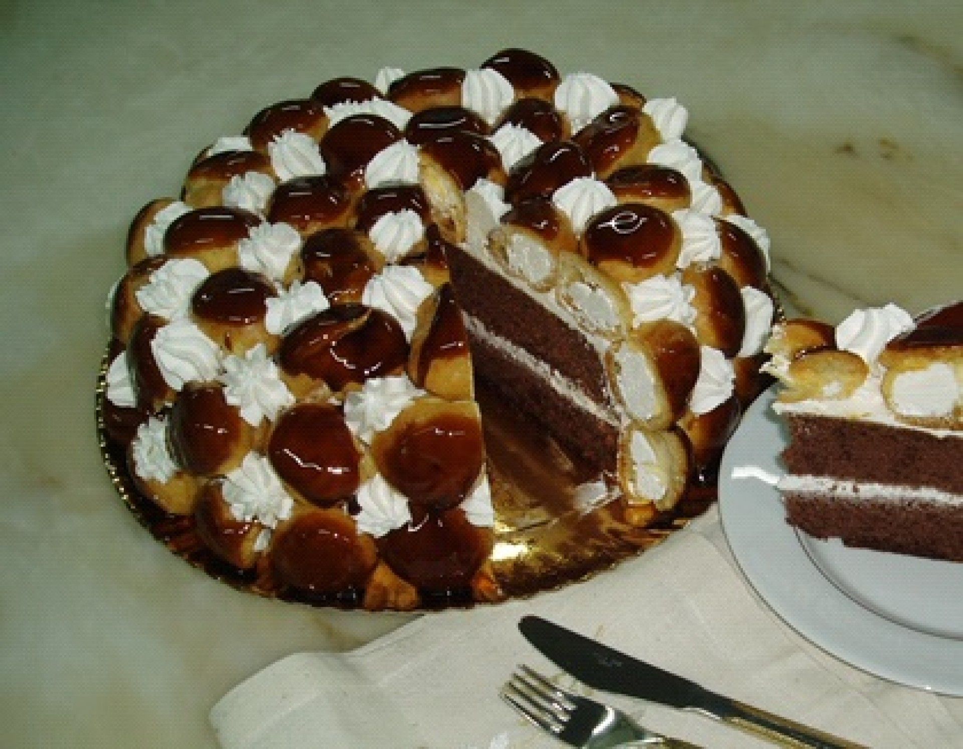 N.34 - BOLO DE SONHOS A OVO (PROFITEROLES)1.7 KG NOBELL